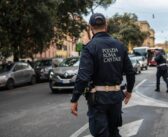 Roma, studente collassa alla fermata del bus: gli agenti della Polizia Locale lo rianimano e gli salvano la vita