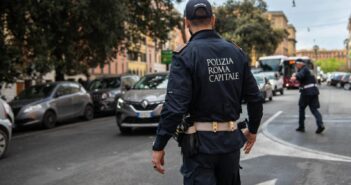 Roma, studente collassa alla fermata del bus: gli agenti della Polizia Locale lo rianimano e gli salvano la vita
