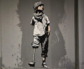 “Shame on You”: Laika scuote Roma nel World Children’s Day con un’opera che non lascia scampo