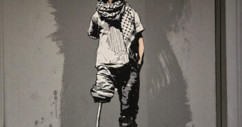 “Shame on You”: Laika scuote Roma nel World Children’s Day con un’opera che non lascia scampo