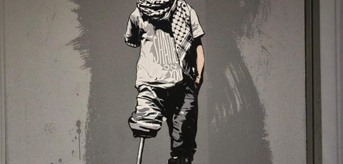 “Shame on You”: Laika scuote Roma nel World Children’s Day con un’opera che non lascia scampo