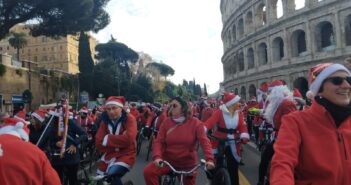 Babbo Natale in bicicletta per i bambini malati di cancro: Roma pedala per Peter Pan ODV