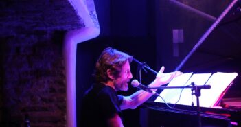 Angelo Mellone conquista l’Alexanderplatz: una serata di musica, emozioni e amici speciali