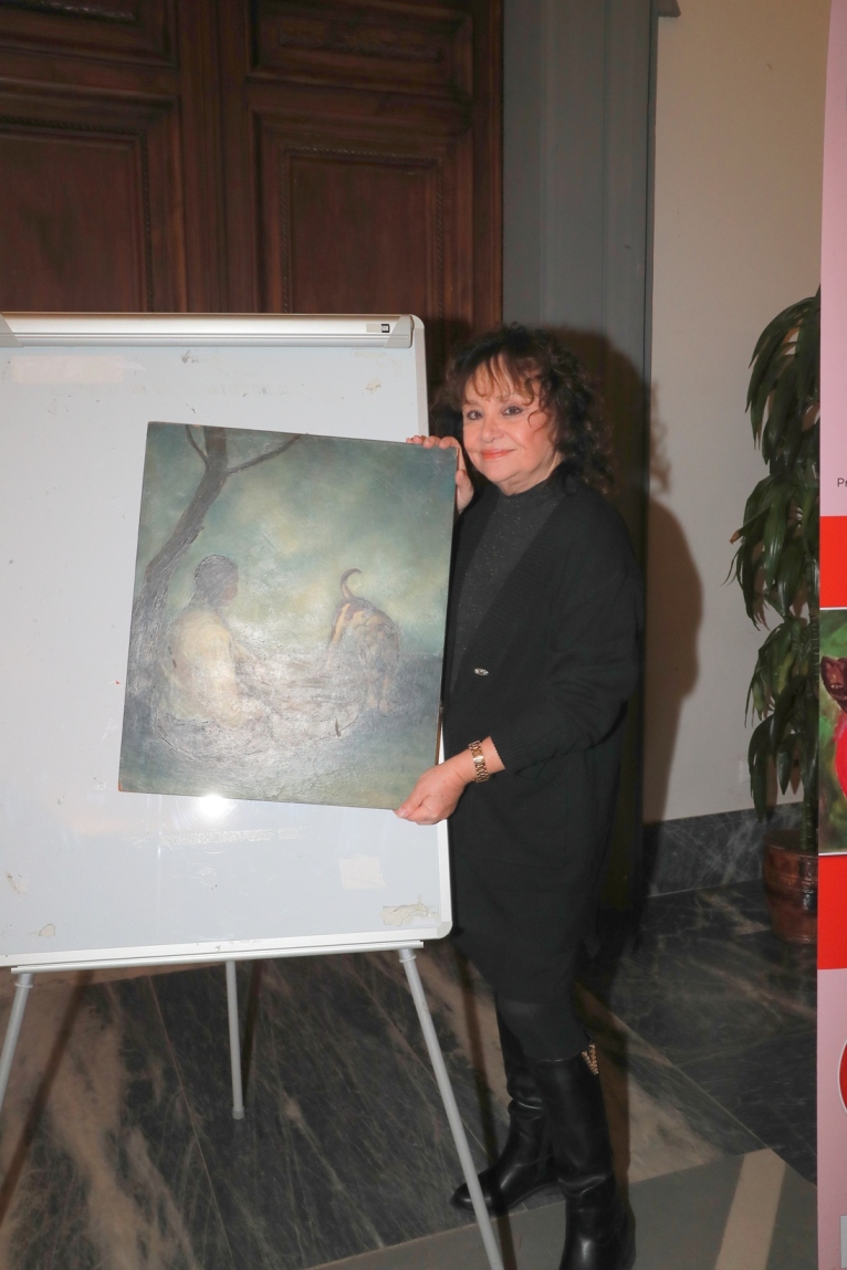 Adriana russo con il quadro di suo padre il M° Mario Russo