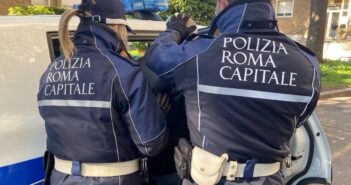 Porta di Roma, investe una donna con passeggino e scappa: denunciato 20enne