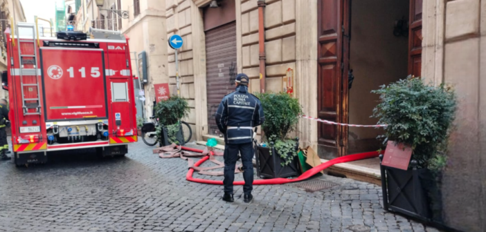 Centro Storico, doppio incendio in via dei Banchi Nuovi: evacuato lo stabile nella notte. Attivate Polizia Locale e Protezione Civile