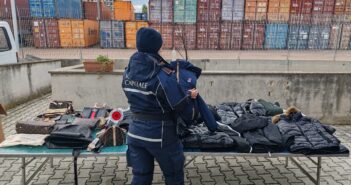 Controlli al mercato rionale di via dell’Arcadia: sequestrati circa 1000 articoli illegali