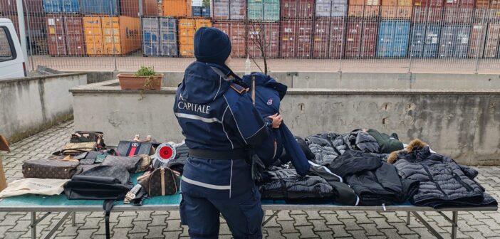 Controlli al mercato rionale di via dell’Arcadia: sequestrati circa 1000 articoli illegali