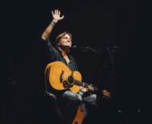 Cristiano De André torna live: “De André Canta De André Best Of Tour 2026” conquista l’Italia