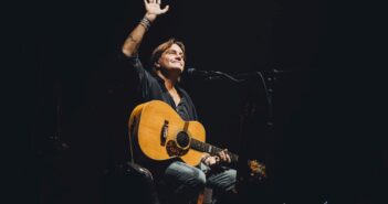 Cristiano De André torna live: “De André Canta De André Best Of Tour 2026” conquista l’Italia