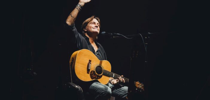 Cristiano De André torna live: “De André Canta De André Best Of Tour 2026” conquista l’Italia