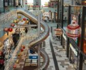 Natale Aureo: Babbo Natale e il Grinch insieme tra pista sul ghiaccio, mercatini e fabbrica dei peluche