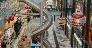 Natale Aureo: Babbo Natale e il Grinch insieme tra pista sul ghiaccio, mercatini e fabbrica dei peluche