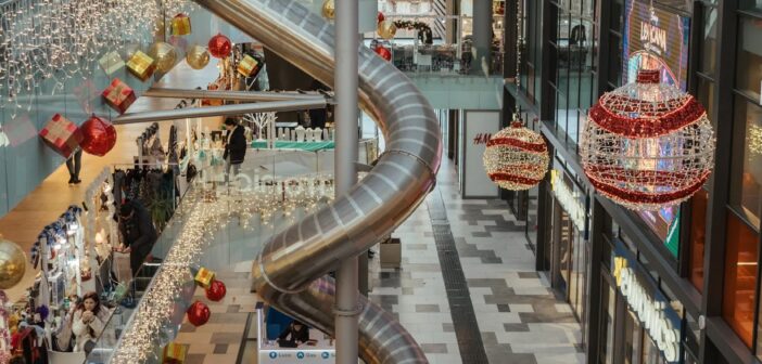 Natale Aureo: Babbo Natale e il Grinch insieme tra pista sul ghiaccio, mercatini e fabbrica dei peluche