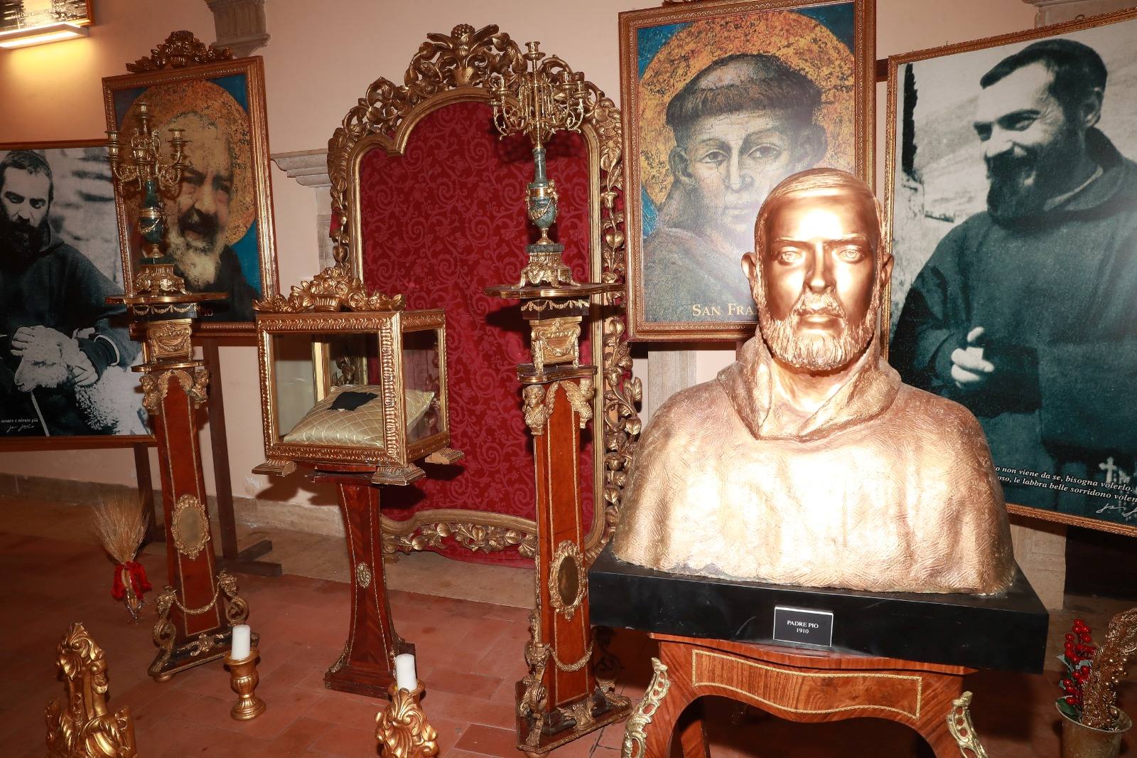La teca con il guanto di Padre Pio all'interno della mostra