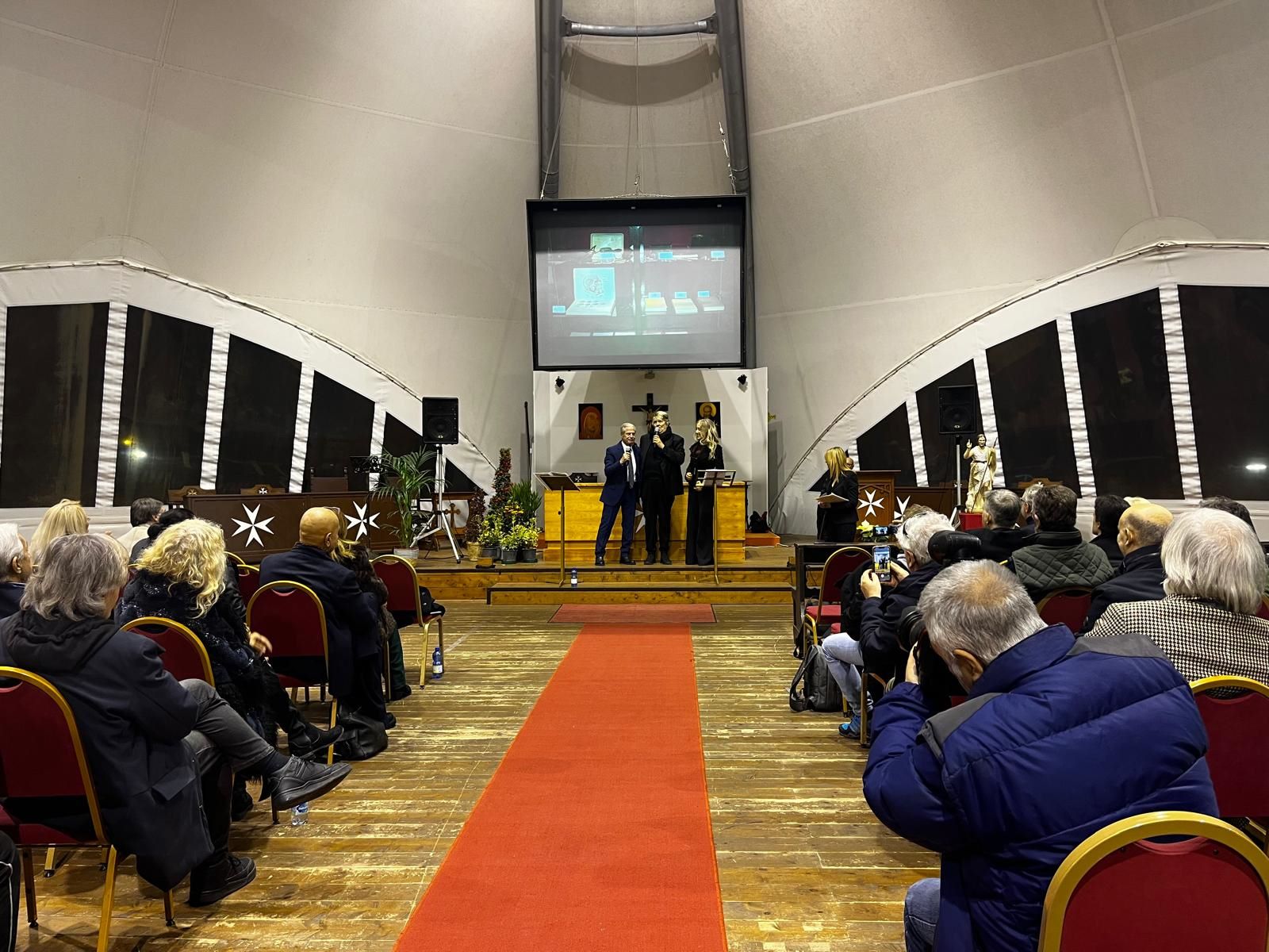 La tensostruttura gremita, sul palco Giulio - Alan Soul - Todrani, Alberto Festa, Daniela Parrozzani e più a destra Barbara Baruffi