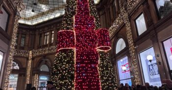 In centinaia alla Galleria Sordi: accensione dell’Albero di Natale tra emozioni e un coro gospel di 80 elementi