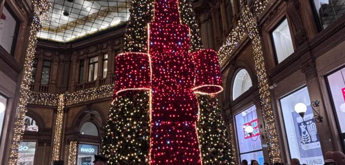 In centinaia alla Galleria Sordi: accensione dell’Albero di Natale tra emozioni e un coro gospel di 80 elementi