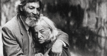 “Vite fuori fuoco, tra sogno e realtà”: il nuovo calendario Codacons 2026 firmato da Tiziana Luxardo dà volto agli invisibili