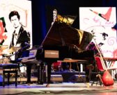 Dal palco dell’Ariston alle pareti dei collezionisti: la scenografia del Premio Tenco 2025 diventa arte da collezione