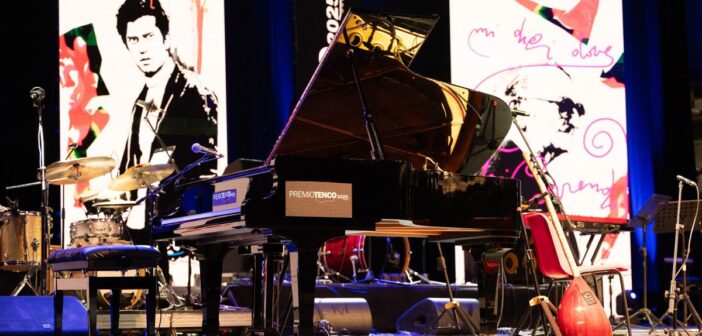 Dal palco dell’Ariston alle pareti dei collezionisti: la scenografia del Premio Tenco 2025 diventa arte da collezione