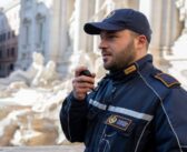 Si perde tra la folla del Centro Storico: bambino di 10 anni ritrovato dalla Polizia Locale vicino a Fontana di Trevi