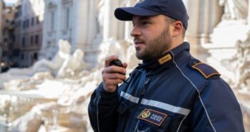 Si perde tra la folla del Centro Storico: bambino di 10 anni ritrovato dalla Polizia Locale vicino a Fontana di Trevi