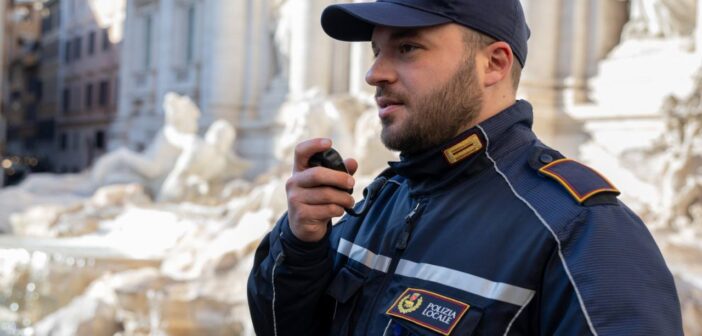 Si perde tra la folla del Centro Storico: bambino di 10 anni ritrovato dalla Polizia Locale vicino a Fontana di Trevi