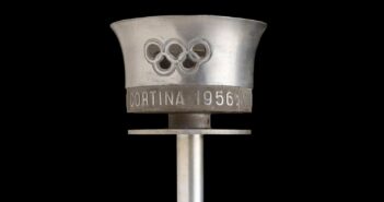 Una fiamma che attraversa il tempo: la torcia olimpica di Cortina 1956 all’asta durante Milano Cortina 2026