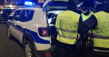 Tor Pignattara, tenta di estorcere denaro a un’anziana e aggredisce la Polizia Locale: arrestato 33enne