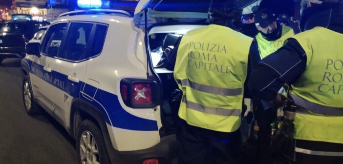 Tor Pignattara, tenta di estorcere denaro a un’anziana e aggredisce la Polizia Locale: arrestato 33enne