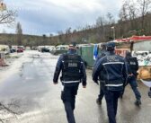 Operazioni della Polizia Locale al campo rom di via Candoni: avviata la demolizione delle strutture dopo i controlli, in campo oltre 70 agenti