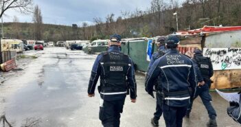 Operazioni della Polizia Locale al campo rom di via Candoni: avviata la demolizione delle strutture dopo i controlli, in campo oltre 70 agenti