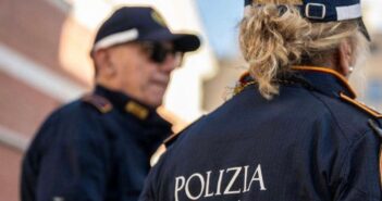Centocelle, uomo armato di coltello terrorizza i passanti: intervento provvidenziale della Polizia Locale
