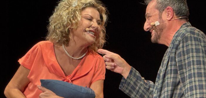 “Anime in Affitto” all’OFF/OFF Theatre: Eva Grimaldi e Claudio Insegno tra amore, destino e seconde possibilità