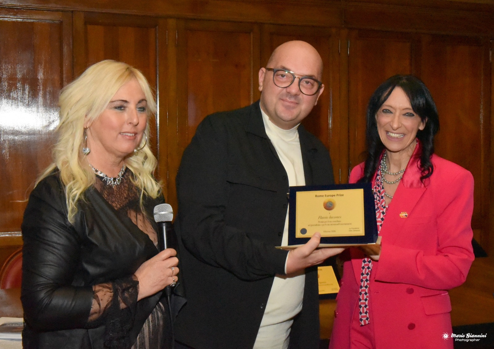 Ester Campese premia Flavio Iaconess con Patrizia Valeri