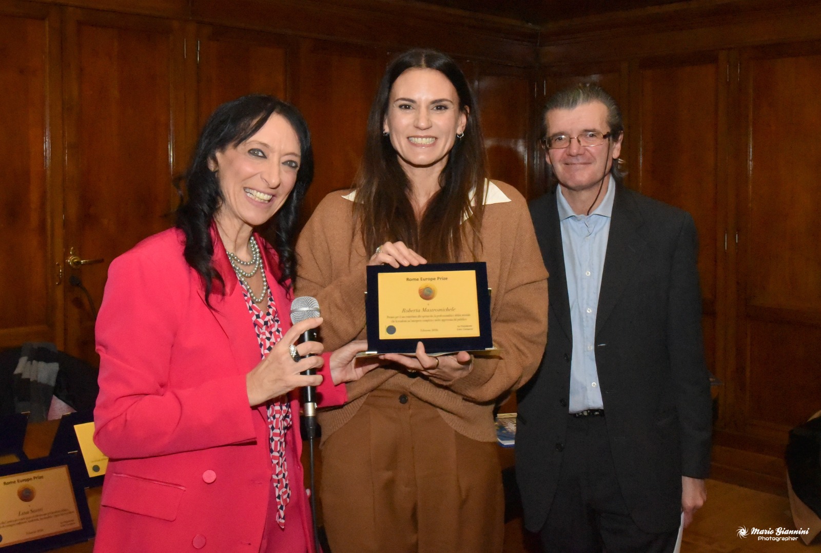 Ester Campese premia Roberta Mastromichele - F Branchetti