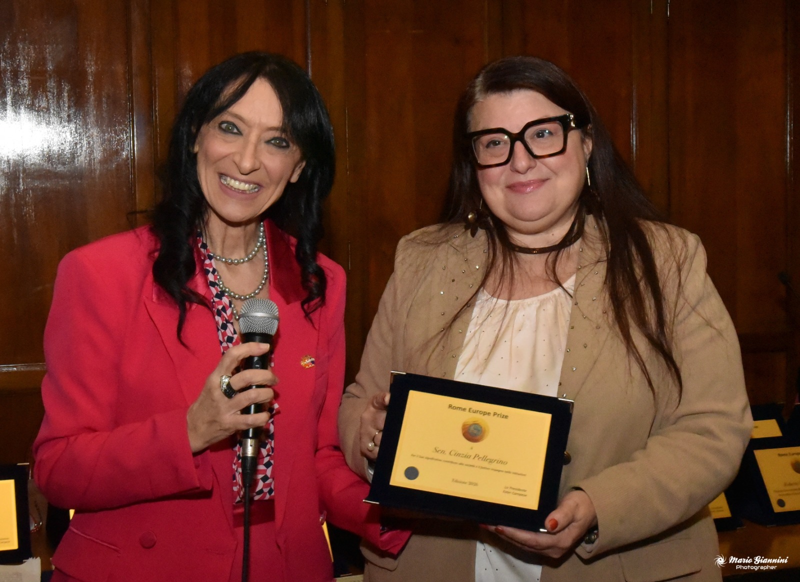 Ester Campese premia Sen Cinzia Pellegrino