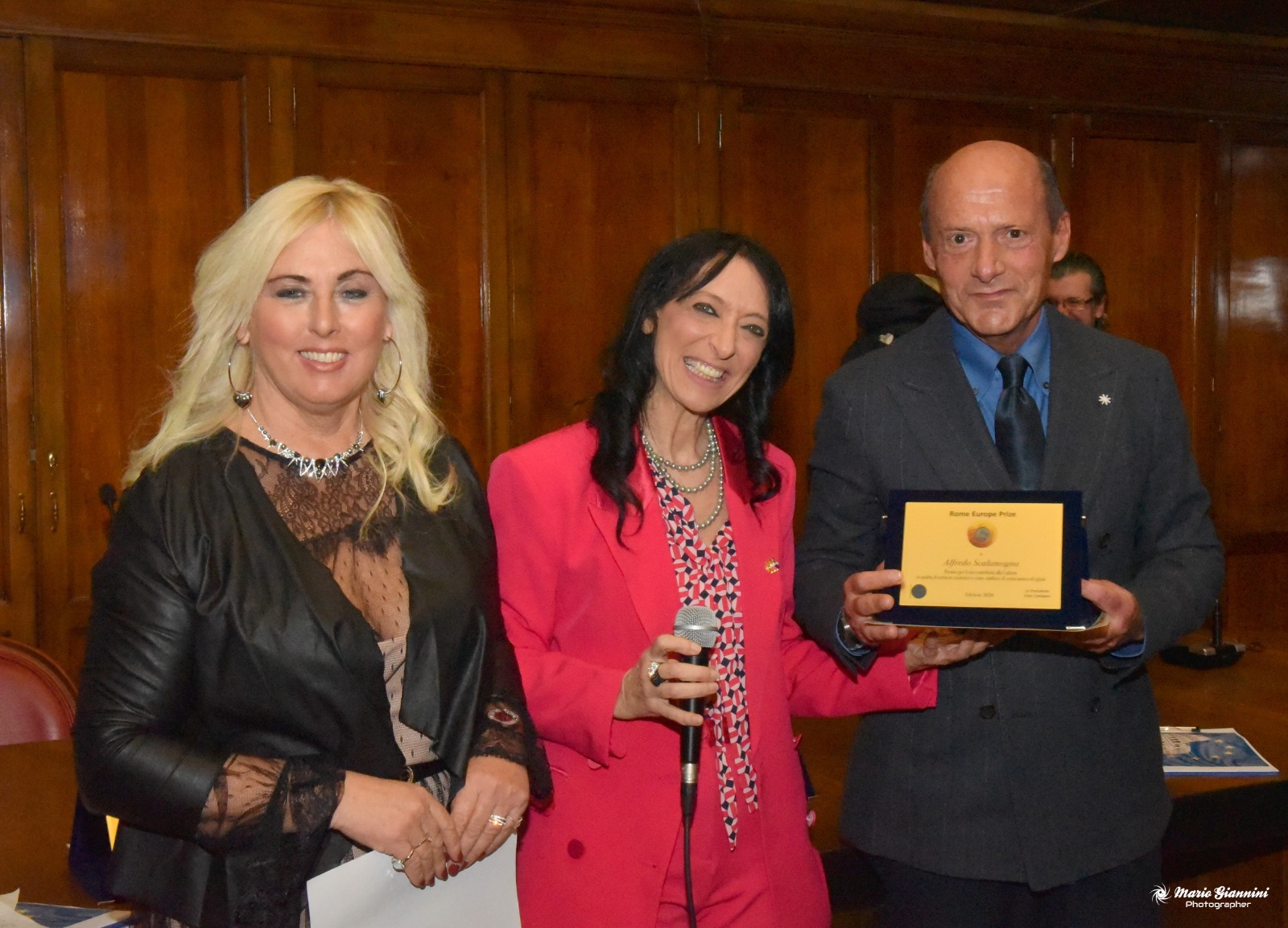 Scalamogna premiato da Ester Campese e Valeri