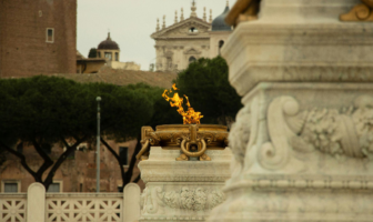 statua uomo con fuoco in mano ad