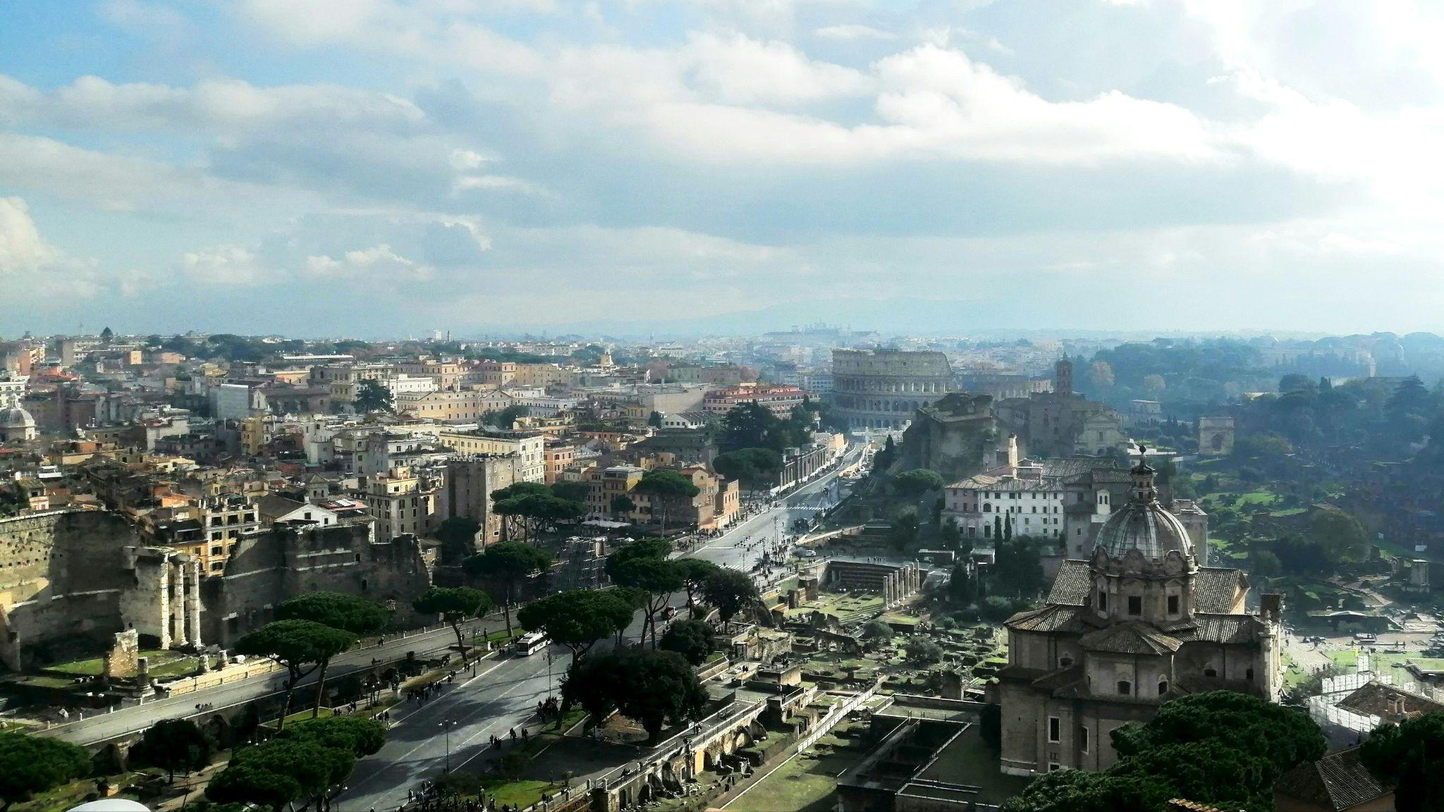 statua uomo con fuoco in mano ad