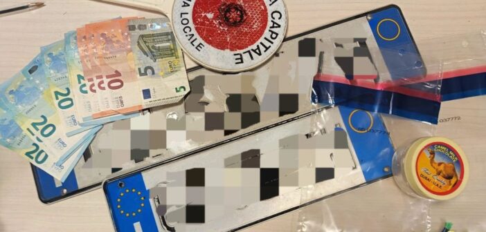 Roma, circolava con targa clonata su auto rubata: arrestato dalla Polizia Locale