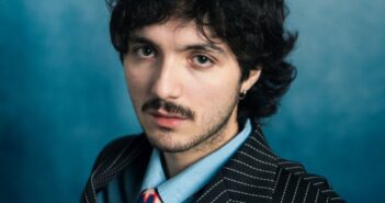 Mazzariello vince il Premio Enzo Jannacci a Sanremo 2026: trionfa “Manifestazione d’amore”