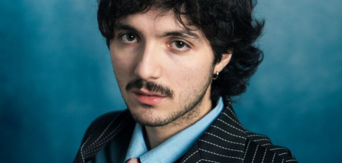 Mazzariello vince il Premio Enzo Jannacci a Sanremo 2026: trionfa “Manifestazione d’amore”