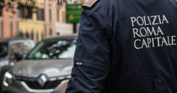 Ubriaco al volante fugge dopo l’incidente: bloccato dalla Polizia Locale di Roma Capitale
