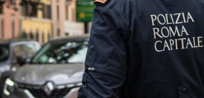 Ubriaco al volante fugge dopo l’incidente: bloccato dalla Polizia Locale di Roma Capitale