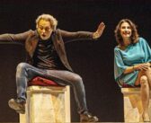 “Figlio di Famiglia”: al Teatro delle Muse lo spettacolo che ride dei pregiudizi e celebra l’amore universale