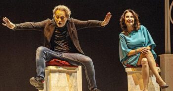 “Figlio di Famiglia”: al Teatro delle Muse lo spettacolo che ride dei pregiudizi e celebra l’amore universale