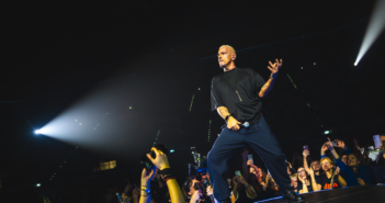 Eros Ramazzotti debutta da Parigi e annuncia la leg europea 2027 di “Una Storia Importante World Tour”