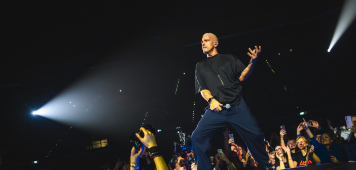 Eros Ramazzotti debutta da Parigi e annuncia la leg europea 2027 di “Una Storia Importante World Tour”